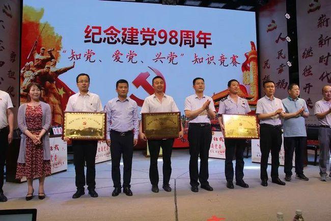 每天上班无所事事，领导也不安排，要不要主动找事做呢？游戏画面